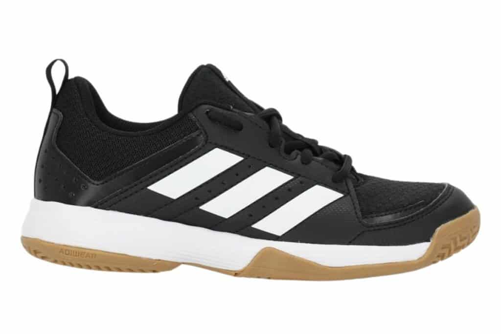 Adidas Ligra 7 sko i en klassisk fargekombinasjon designet spesielt for barn.