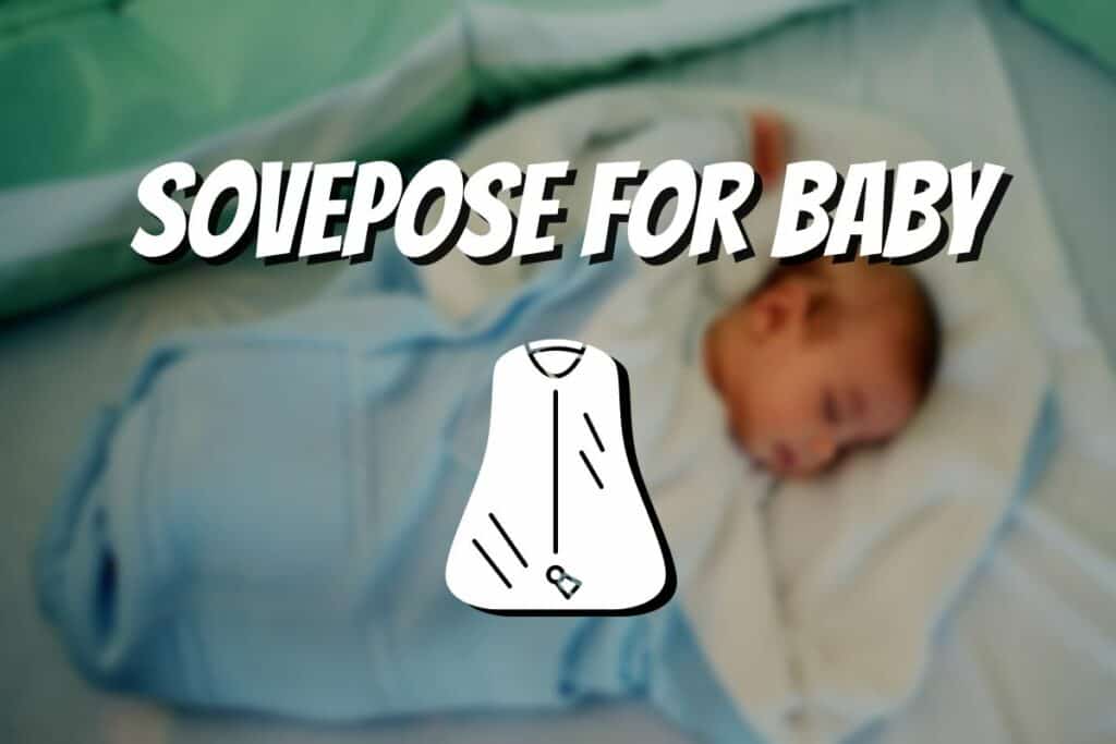 Babyen ligger i en sovepose. Tekst: "Sovepose for baby".