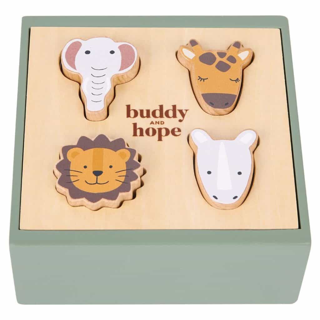 Buddy & Hope FSC 100% Puttekasse Med Ville Dyr som inneholder trefigurer av elefant, giraff, løve, og neshorn.