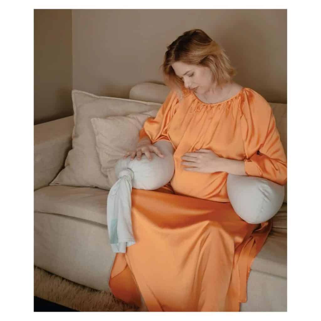 Gravid kvinne som bruker Najell Gravidpute i fargen Mist Blue
