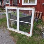4 st Kompletta fönster med lösa innerbågar.