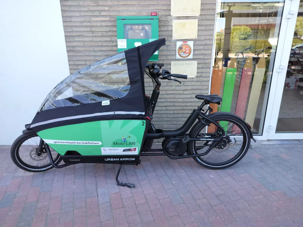 foto van een urban arrow bakfiets met bestickering van de gemeente Pelt.