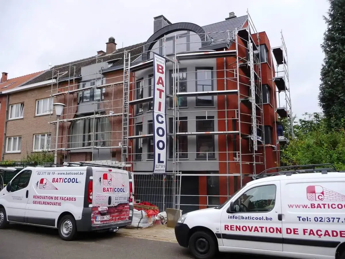 Chantier de protection de façade réalisé par Baticool sur un bâtiment avec isolation de plafond - service complémentaire