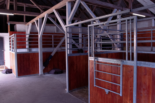 Faciliteter til heste: Der er fire bokse i stalden på Krogagervej 23.