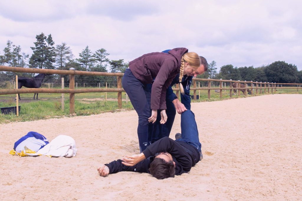 Aflåst sideleje er en del af træningen i førstehjælp og sikkerhed omkring heste