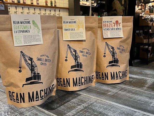Beanmachine-products-baglineup Kaffeposer fra BeanMachine, med udvalgte ristninger af kvalitetsbønner.