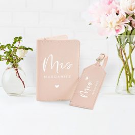 Reisepasshülle + Kofferanhänger Set "Mrs & Mr", Geschenk zur Hochzeit / für das Brautpaar / Hochzeitsreise, personalisiert, Kunstleder, Hellrosa