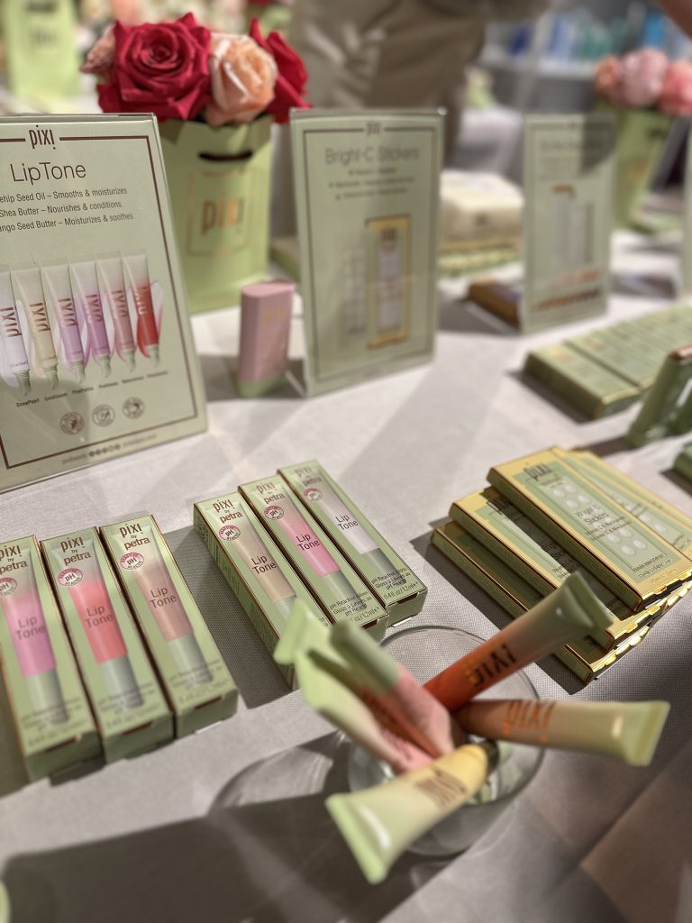 Pixis monter på Daisy Beauty Expo