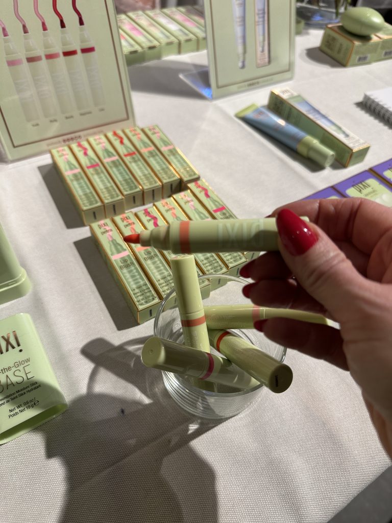 Pixis monter på Daisy Beauty Expo