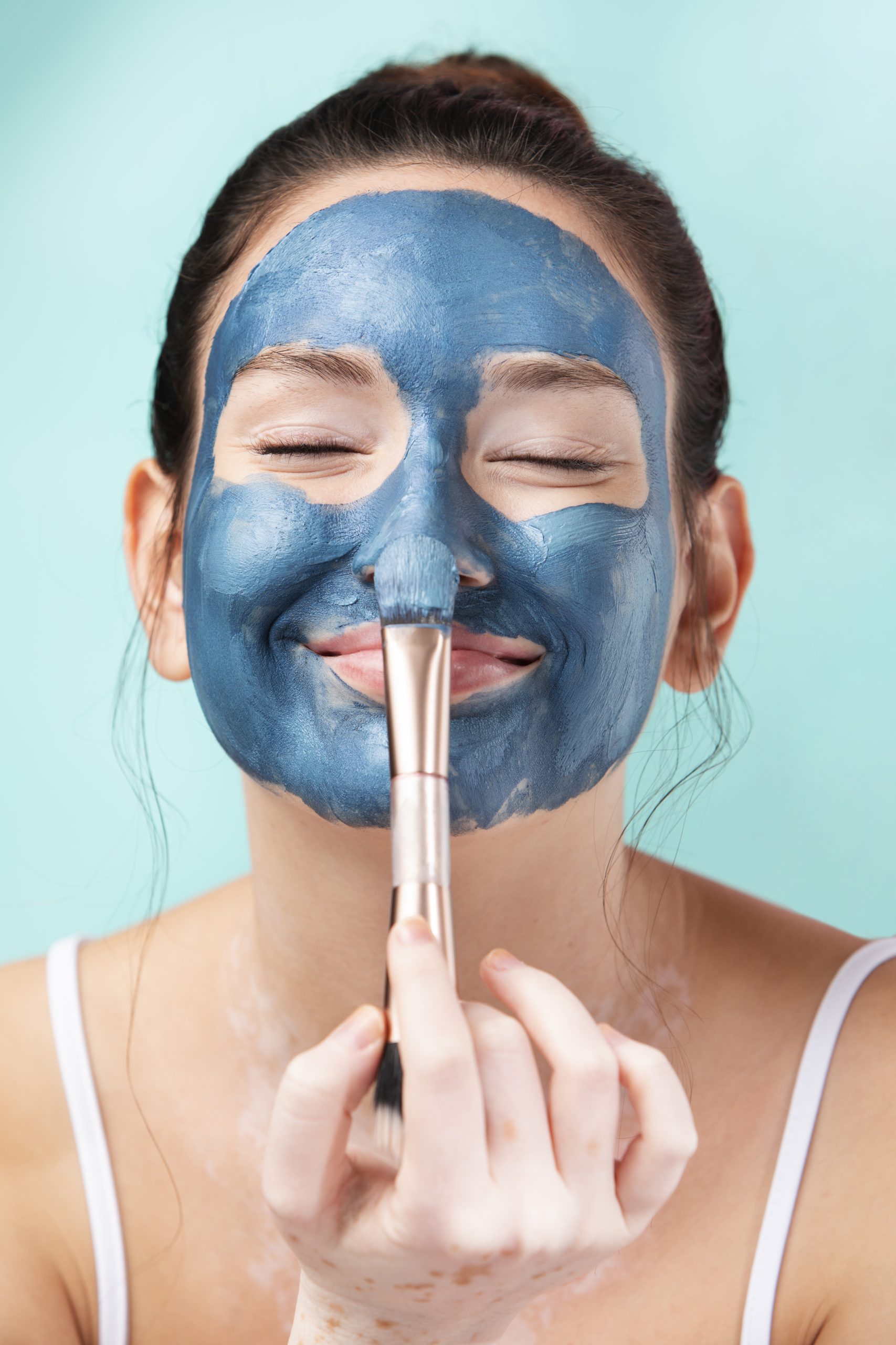 portrait-gorgeous-woman-using-face-mask