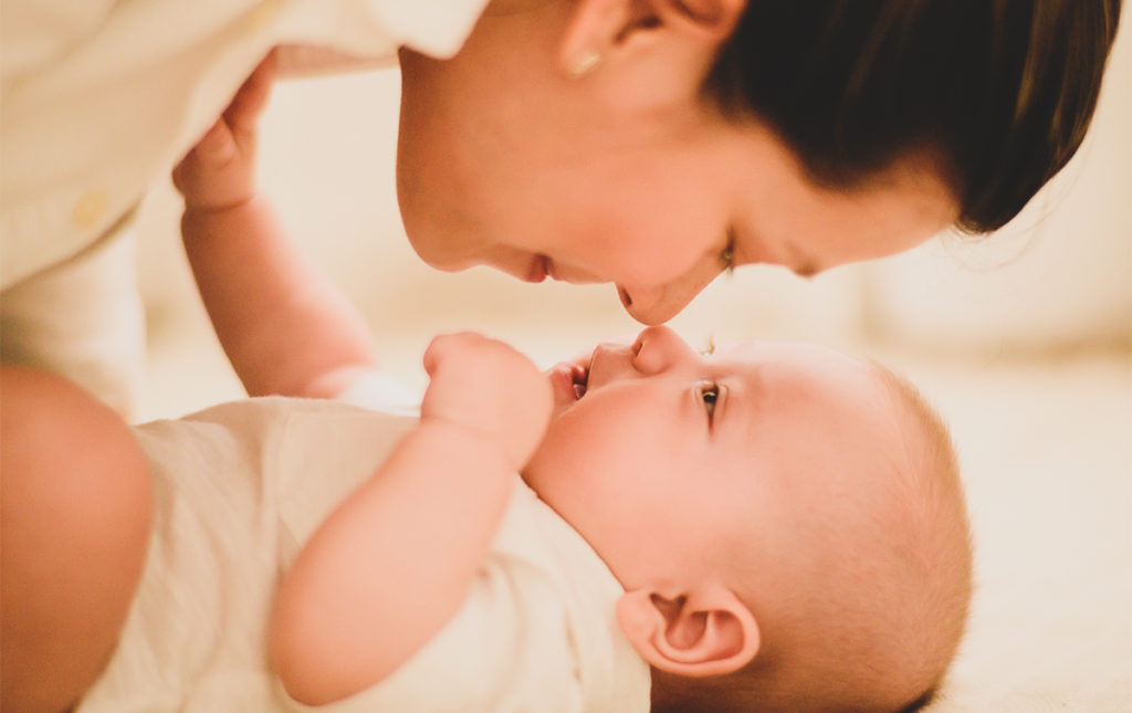 Lek med din bebis – aktiviteter för en nyfödd