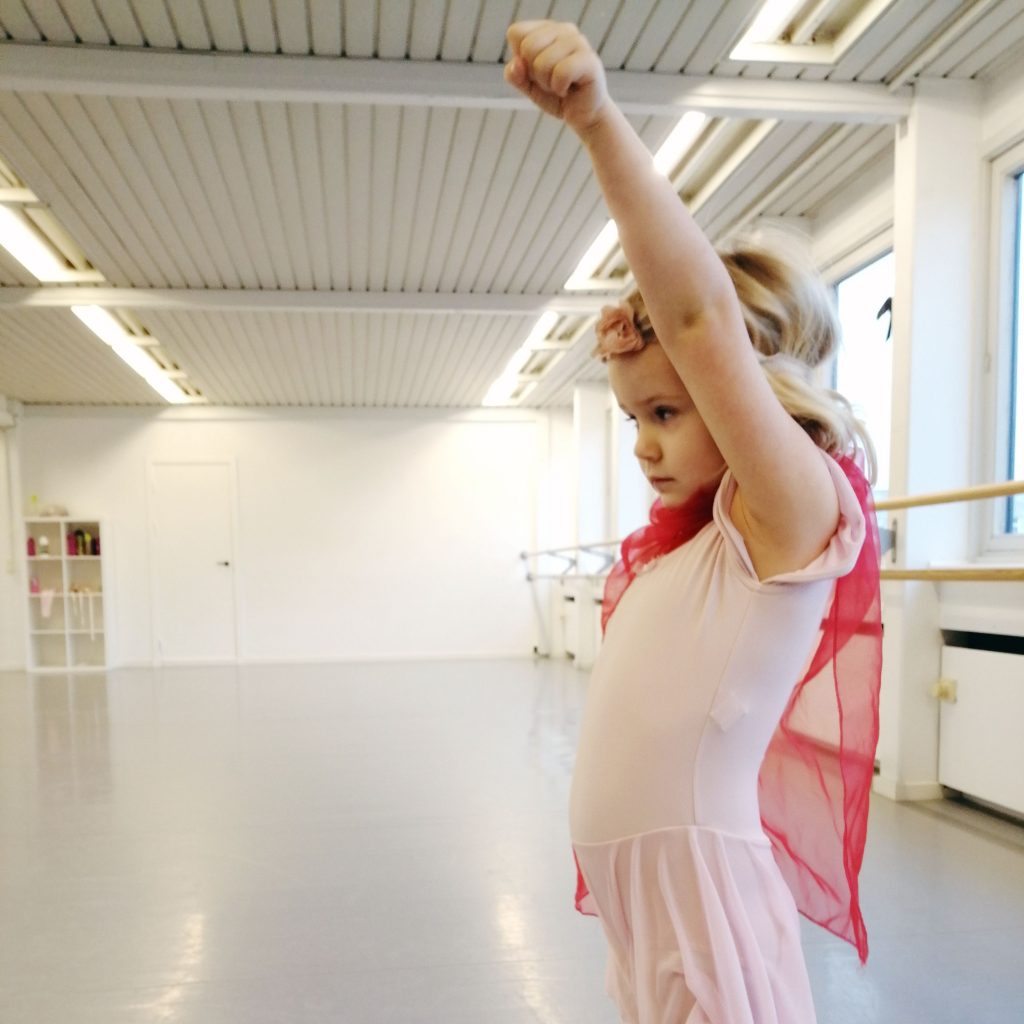 Superhelte ballerina. Vi har klare visioner for balletskolen og vores tilgang til undervisningen.