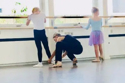 Ballet for de 6-8 årige er rigtig sjov. Her begynder vi at bygge flere trin på og timen minder mere om den de store laver.