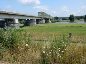 maas waterweg spoorlijn landschap