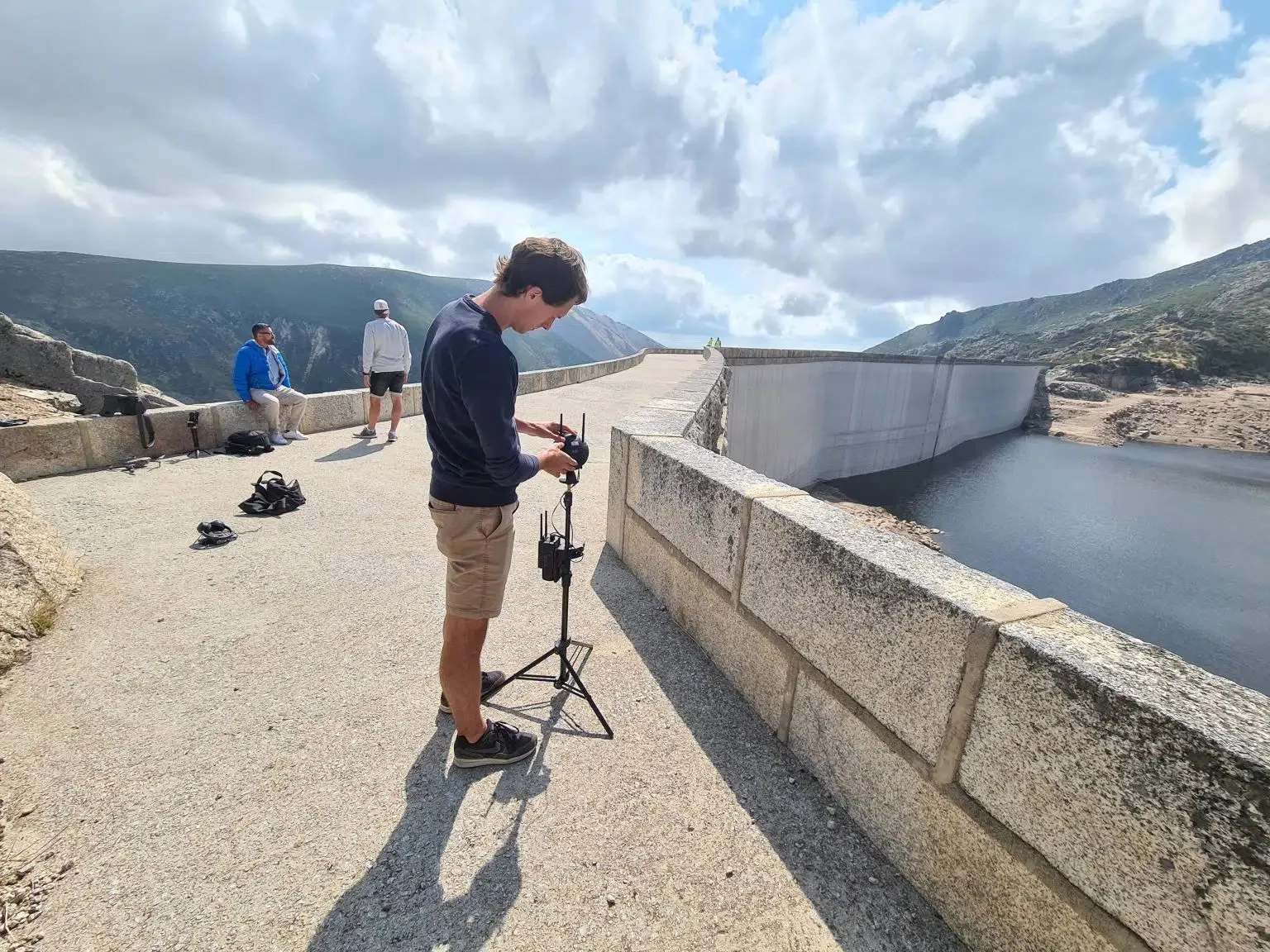 Behind the scenes foto van een video shoot op een dam in Portugal met Rick Cosijn