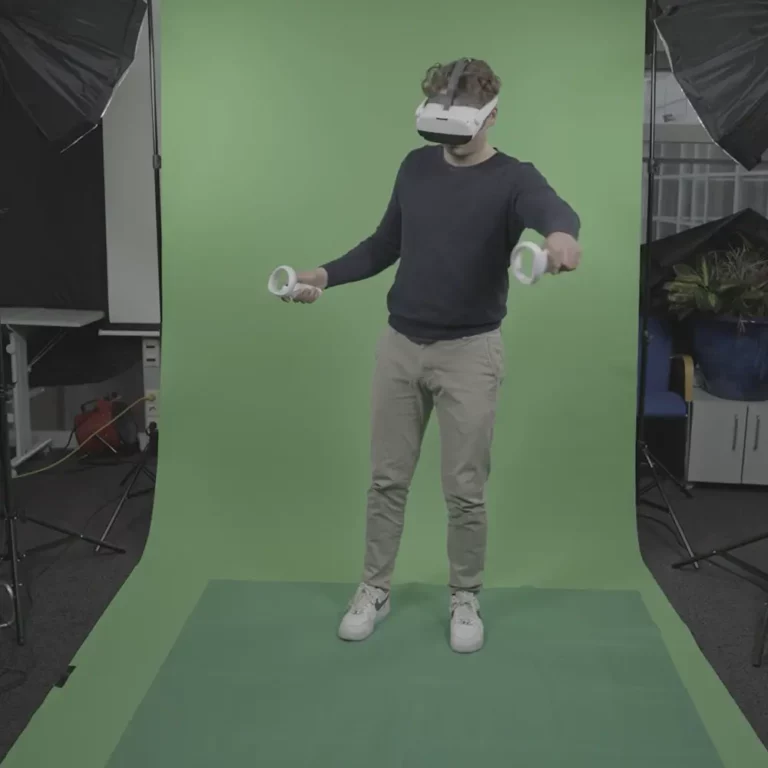 Behind the scenes van een VR gamer die in een greenscreen studio staat