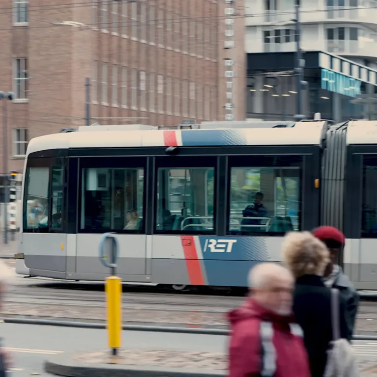 Tram van de RET rijd in Rotterdam bij station Beurs