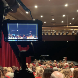 Een behind the scenes foto van een camera setup bij de videoregistratie van een theatershow.