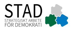 Logotyp för projekt STAD, projektets namn och tre pusselbitar i olika färger.