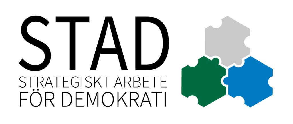 Logotyp för projekt Stad som visar tre trianglar och texten Stad - strategiskt arbete för demokrati