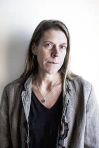 Kvinna medelålders ljus axellångt hår, långsmalt ansikte.