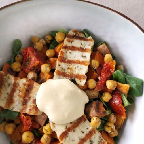 Salade gegrilde zoete aardappel met halloumi