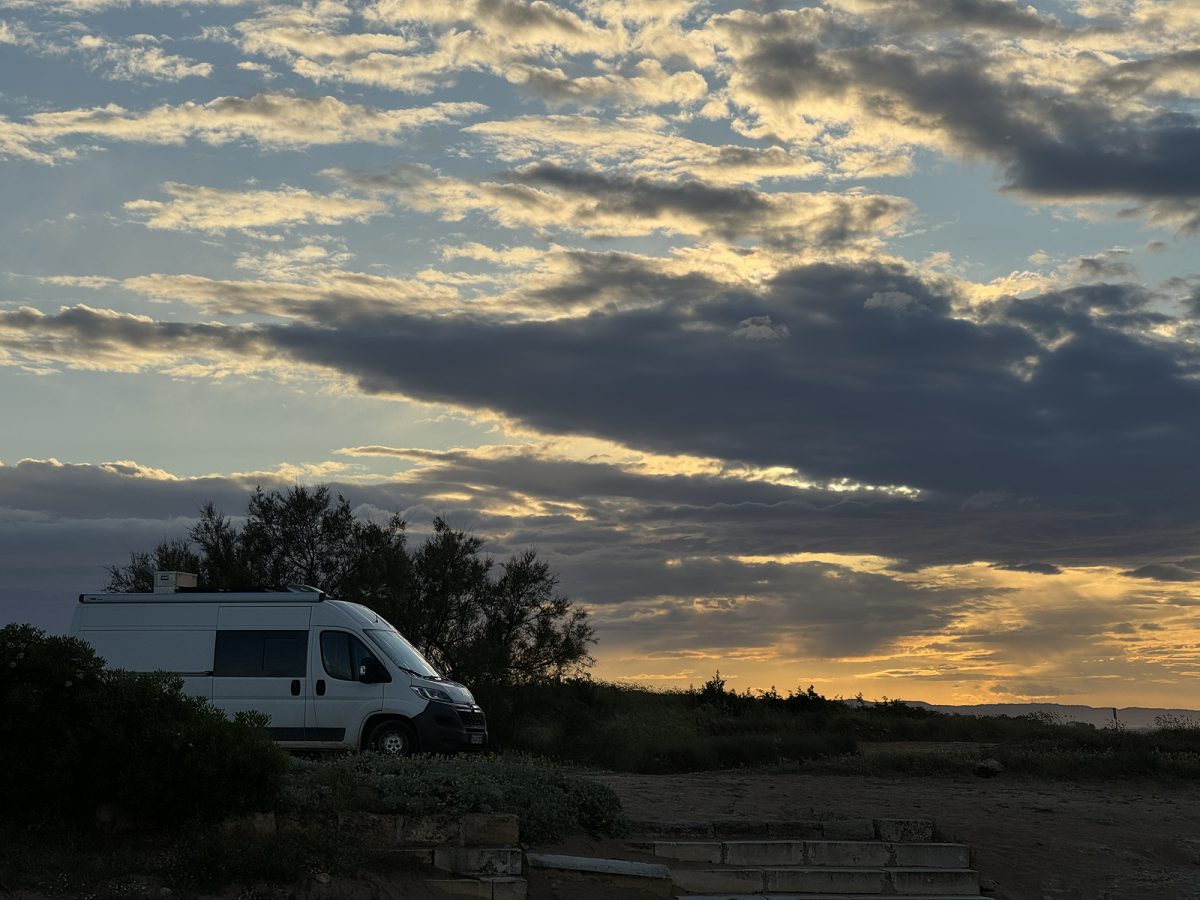 Ein Campervan am Strand in Apulien