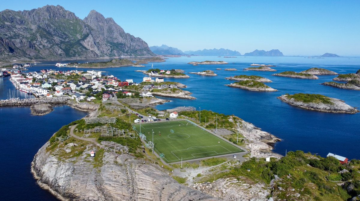 Dronenaufnahme Fußballfeld Henningsvær