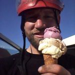 Profielfoto van Jos Camp, boomverzorger en klant van BeloWeb, met een ijsje en rode werkhelm.