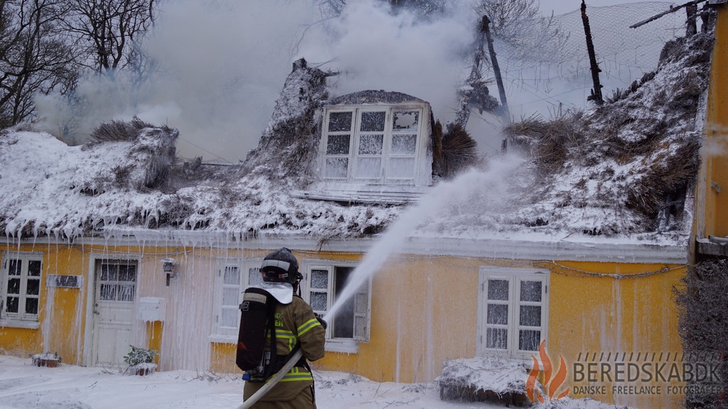 26/04-20 Brand i stråtag på bygning, Smedebakken Brædstrup