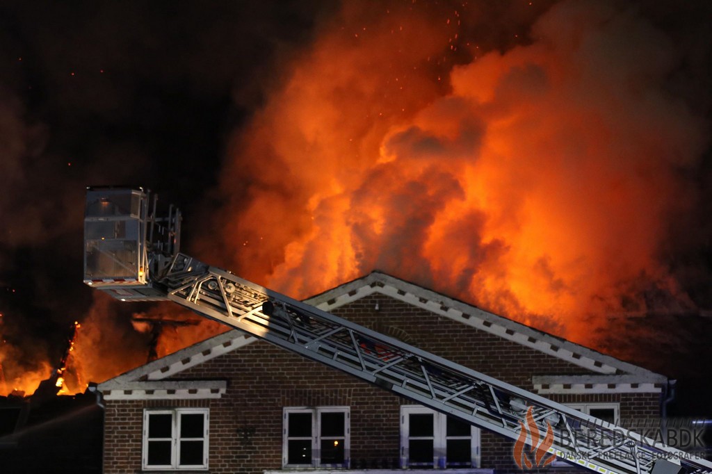 03/08-20 Voldsom gårdbrand overtændt, Aage Beks Vej, 8920 Randers NV