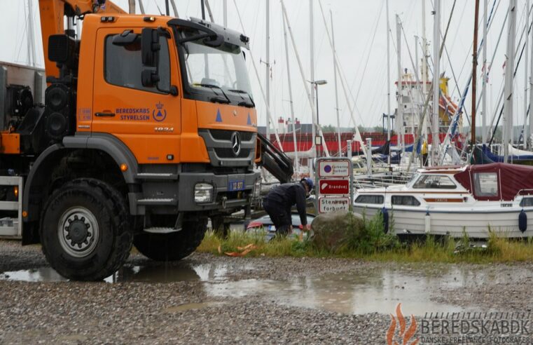 21/06-21 Bjærgning af køretøj i Horsens Marina