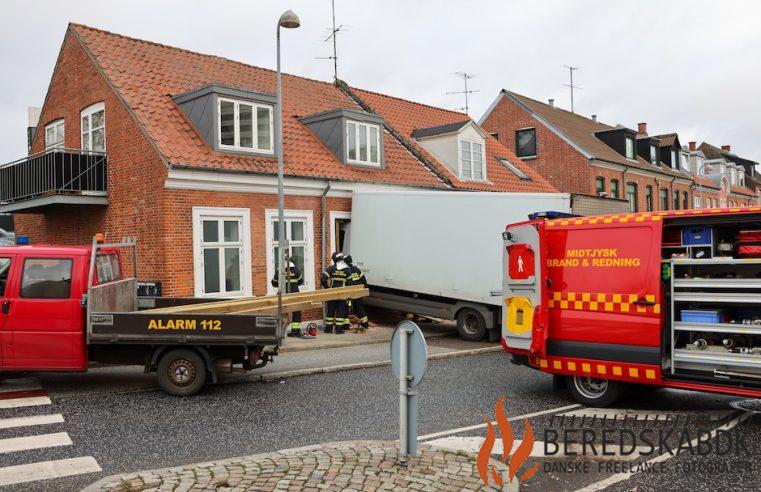 19/11-21 Lastbil smadrer ind i hus på Toldbodgade i Viborg