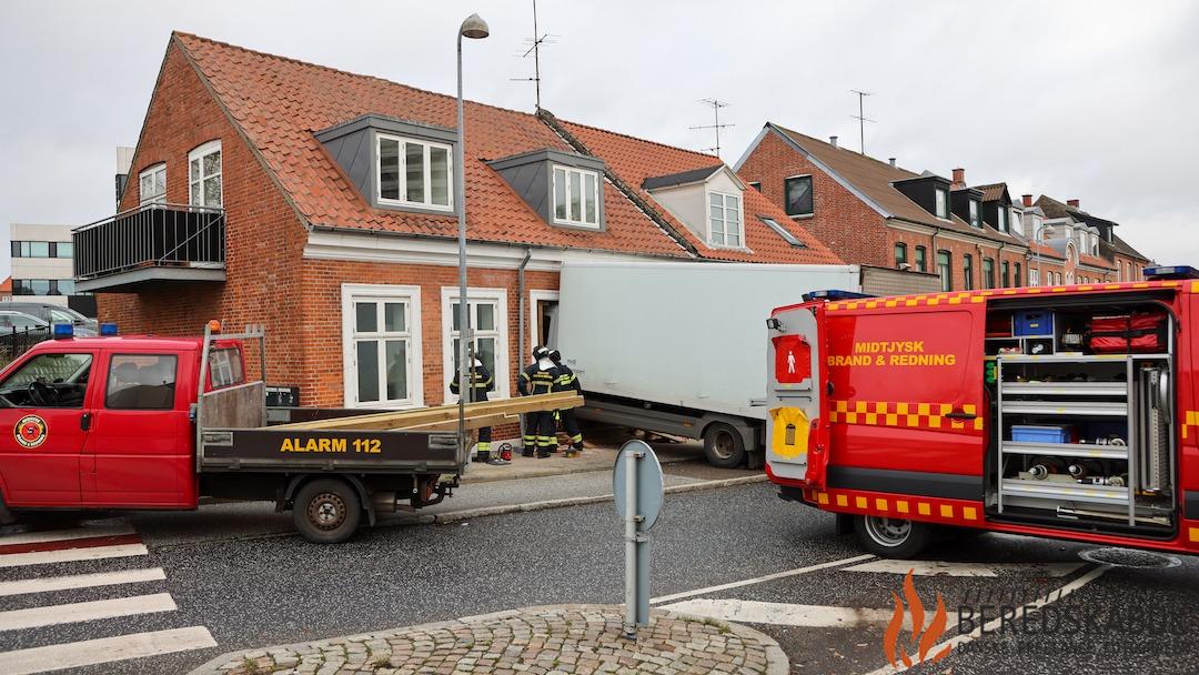 19/11-21 Lastbil smadrer ind i hus på Toldbodgade i Viborg