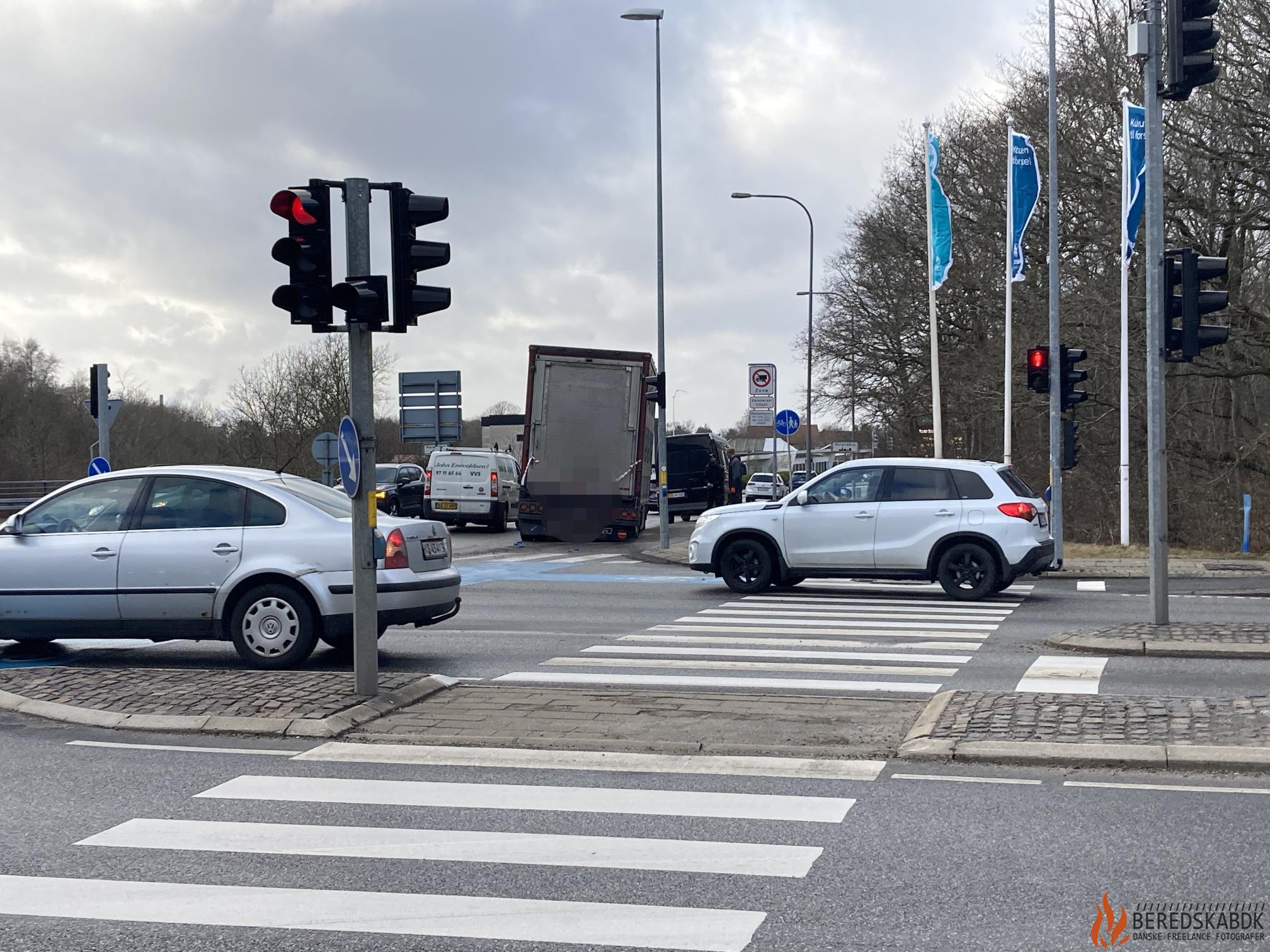 17/03-22 Lastbil hænger skabte trafikale problemer ved krydset Herningvej og Ringvejen i Holstebro