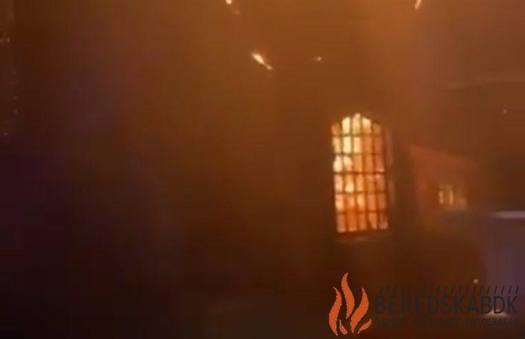 21/03-22 Voldsom brand i kirke på Ålekistevej i København står i flammer