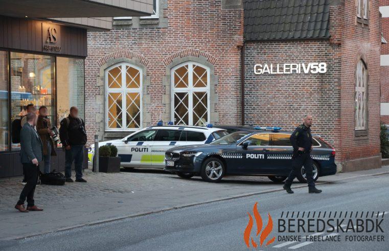 28/04-22 Politiet massivt til stede i Hans H. Seedorff Stræde i Aarhus