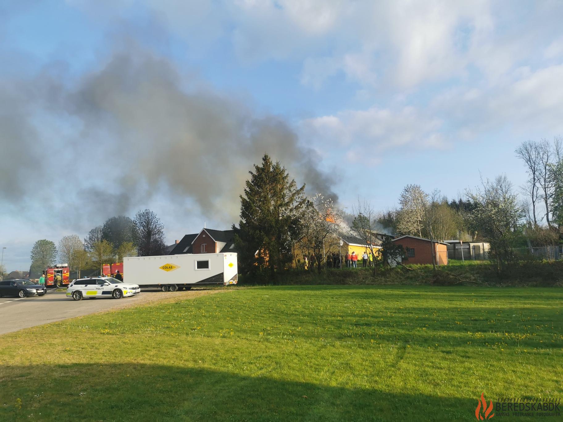04/05-22 voldsom brand på åstruplundvej ved Brædstrup