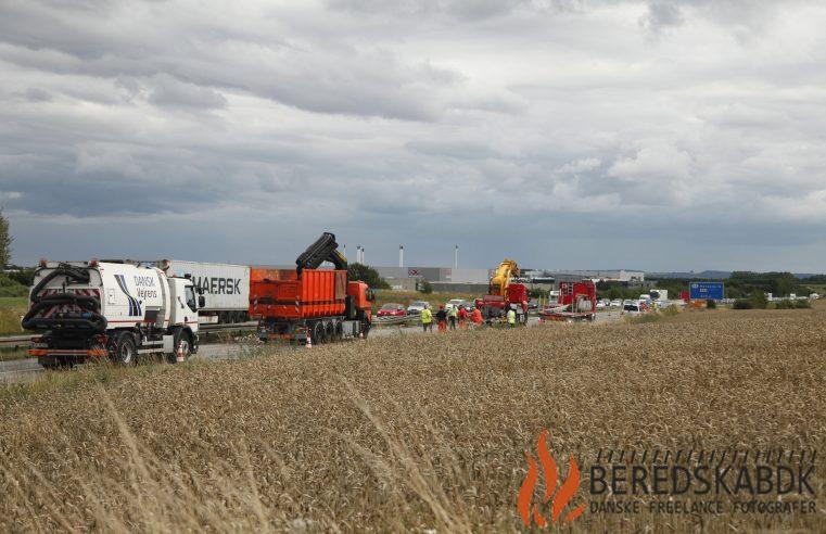 05/08-22 Lastbil tabte betonelement på Østjyske motorvej mellem Skanderborg og Horsens