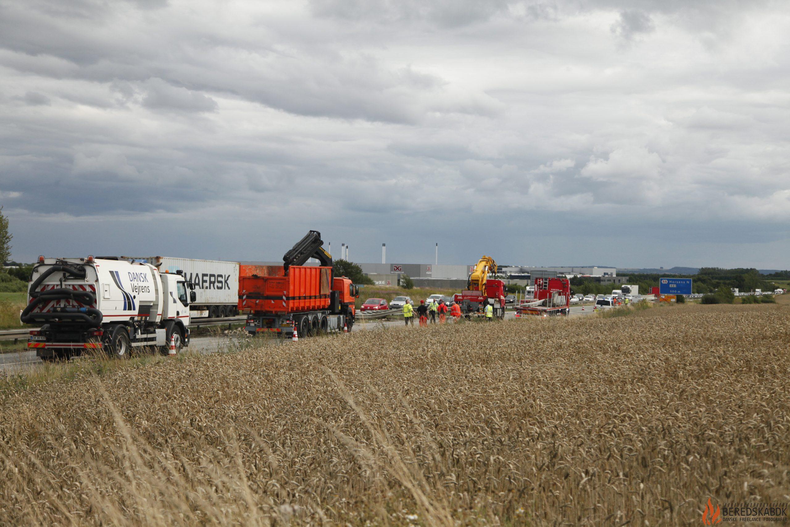 05/08-22 Lastbil tabte betonelement på Østjyske motorvej mellem Skanderborg og Horsens