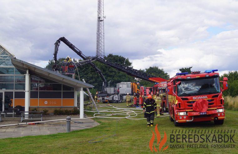 31/08-22 Stor udrykning til bygningsbrand på rastepladsen ved Ejer Baunehøj, Skanderborg
