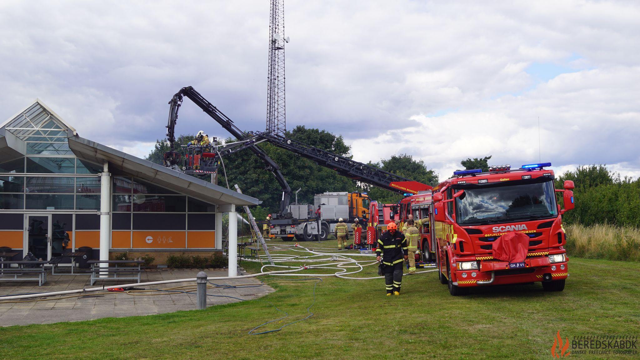 31/08-22 Stor udrykning til bygningsbrand på rastepladsen ved Ejer Baunehøj, Skanderborg