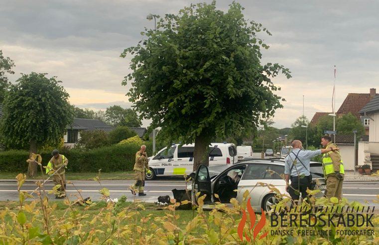 01/07-23 Horsens: Bil smadre ind i træ