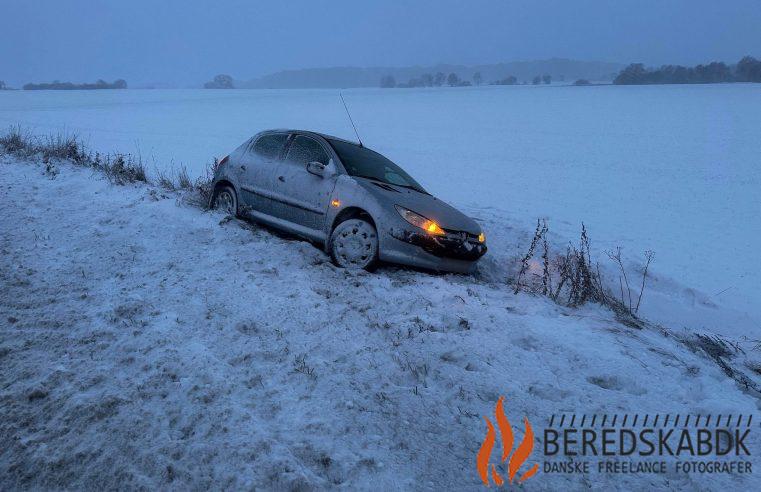 30/11-23 Uheld på Tindbækvej: Bil Endte i Grøft på Grund af Glatføre