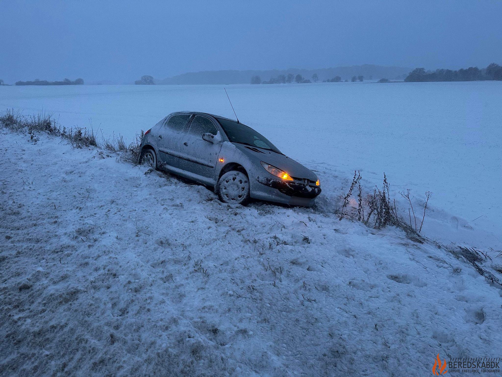 30/11-23 Uheld på Tindbækvej: Bil Endte i Grøft på Grund af Glatføre