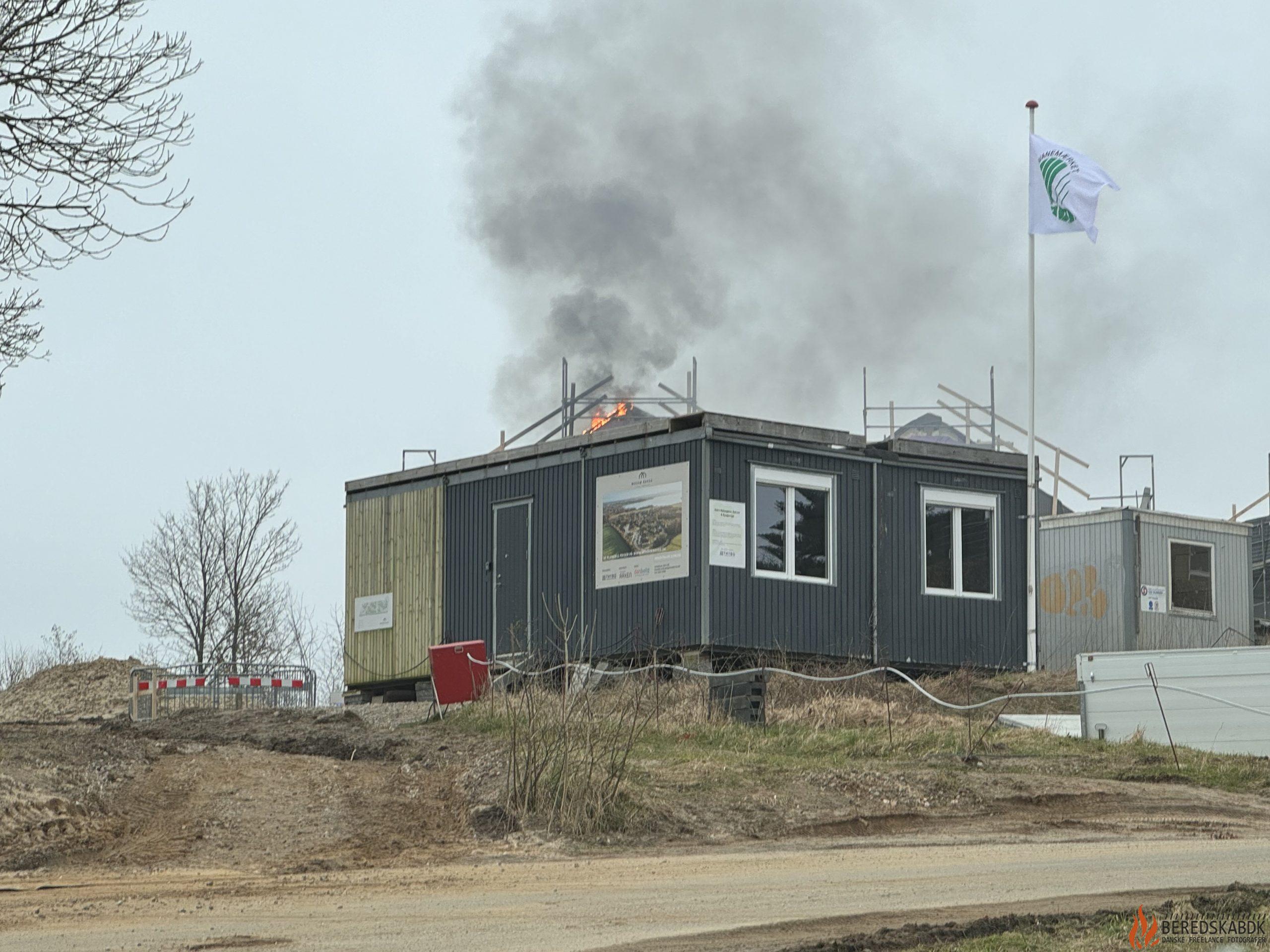 12/03-24 Skanderborg: Brand i bygning bag skurvogn i Alken