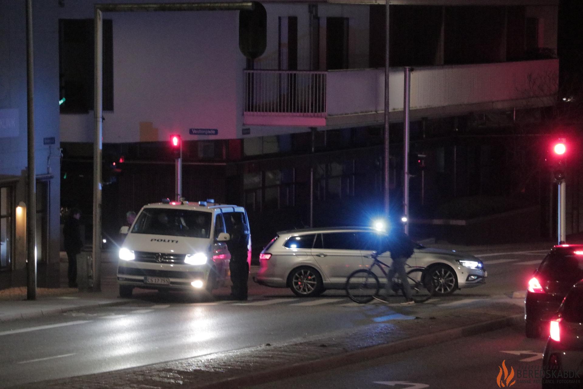 17-03-24 politiet er tilstede på en vej i Randers