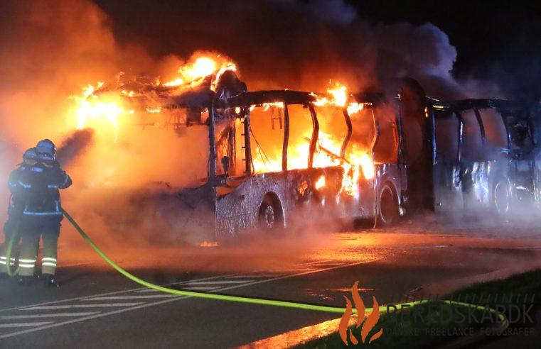 13/04-24 Tilst: Voldsom brand i bus