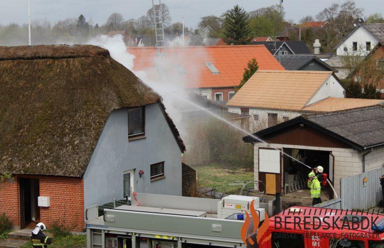 15/04-24 Allingåbro: Bilbrand tæt på at sprede sig