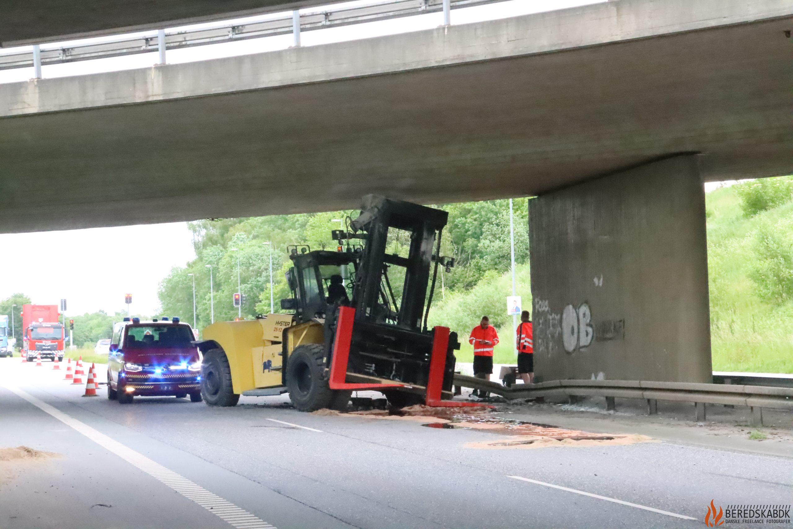 03/06-24 Skanderborg: gaffeltruck under bro